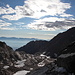 Im Aufstieg zwischen Trail Camp und Trail Crest (in den "Switchbacks") - Rückblick zum Trail Camp mit kleinem See. Im Hintergrund liegt Lone Pine unter dem morgentlichen Dunst.