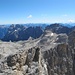 Im Osten senkt sich das Gelände zum Buse Alte hin ab; jenseits vlnr der Antelao (in der Ferne), der Agner, die Cima Alberghetto (davor Cima Manstorna), rechts die Cima Lastei.