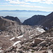 Im Aufstieg zwischen Trail Camp und Trail Crest (in den "Switchbacks") - Rückblick zum Trail Camp mit kleinem See (mittig), Consultation Lake (mittig, rechts) und Wotans Throne (mittig, links, tafelbergähnlich). Im Hintergrund liegt Lone Pine unter dem morgentlichen Dunst.