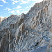 Im Aufstieg zwischen Trail Crest und Gipfel Mount Whitney - Ausblick auf den weiteren Weg und den Gipfelbereich des Mount Whitney (links).