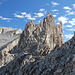 Im Aufstieg zwischen Trail Crest und Gipfel Mount Whitney - Ausblick auf den weiteren Weg und den Gipfelbereich des Mount Whitney (links).