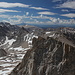 Gipfel Mount Whitney - Blick in südliche Richtung. Rechts vorn: Keeler Needle. Der längliche Fels am linken Bildrand im Talkessel ist Wotans Throne, dahinter befindet sich das Trail Camp mit kleinem See (verdeckt).