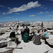 Gipfel Mount Whitney - Blick in westliche Richtung (Gipfelplateau). Im Hintergrund ist die Gipfelhütte (Smithsonian Hut Shelter) zu erkennen.