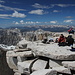 Gipfel Mount Whitney - Blick in südwestliche Richtung (Gipfelplateau). Man beachte den Gipfelaufbau aus losen Platten und Blöcken. Einige Platten wackeln durchaus beim Drüberlaufen. Beim Annähern an die Abbruchkante ist auf jeden Fall Vorsicht geboten (siehe z. B. linker Rand).