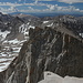 Gipfel Mount Whitney - Blick in südliche Richtung. Rechts vorn: Keeler Needle. Links: Mount McAdie.