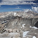 Gipfel Mount Whitney - Blick in nordwestliche Richtung. Rechts: Mount Russell, links: Wales Lake (halb verdeckt).