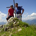 Hans und ich ([u mali]) am Gipfelkreuz. Beide natürlich stolz wie Oskar auf unsere erste selbstständig durchgeführte Alpinklettertour :-).