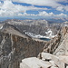 Gipfel Mount Whitney - Blick in südwestliche Richtung in den Sequoia National Park. Links: Keeler Needle. Mittig: einer der Hitchcock Lakes, dahinter: Mount Hitchcock.