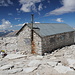 Gipfel Mount Whitney - Gipfelhütte (Smithsonian Hut Shelter), in der Regel offensichtlich verschlossen.