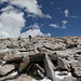 Im Abstieg zwischen Gipfel Mount Whitney und Trail Crest - Rückblick unweit des Gipfel  des Mount Whitney zur Gipfelhütte (Smithsonian Hut Shelter).