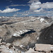 Im Abstieg zwischen Gipfel Mount Whitney und Trail Crest - Blick unweit des Gipfels des Mount Whitney in nordwestliche Richtung hinunter zum Wales Lake. Im Vordergrund links: Mount Hale.