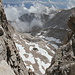 Im Abstieg zwischen Gipfel Mount Whitney und Trail Crest - Blick durch eine Scharte im Kamm zwischen Trail Crest und Mount Whitney nach Osten. 