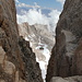 Im Abstieg zwischen Gipfel Mount Whitney und Trail Crest - Blick durch eine weitere Scharte im Kamm zwischen Trail Crest und Mount Whitney nach Osten. 