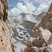 Im Abstieg zwischen Gipfel Mount Whitney und Trail Crest - Blick durch eine weitere (noch eine) Scharte im Kamm zwischen Trail Crest und Mount Whitney nach Osten. Mittig: Wotans Throne.