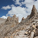 Im Abstieg zwischen Gipfel Mount Whitney und Trail Crest -  Rückblick auf den bisherigen Weg und den Gipfelbereich des Mount Whitney (links).