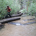 Im Abstieg zwischen Lone Pine Lake und Whitney Portal - Hier an der durch ein Unwetter am 29.07.2011 zerstörten Bachquerung aus Baustämmen unweit des Lone Pine Lake. Im Aufstieg am frühen Morgen (Dunkelheit, noch etwas höherer Wasserstand) hat diese Passage noch weniger Spaß gemacht.