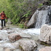 Im Abstieg zwischen Lone Pine Lake und Whitney Portal - Eine der zahlreichen Bachquerungen.