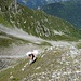 Die etwas steile Abkürzung auf den Weg in den Alpenrosenfeldern