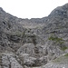 Blick auf die erste Felsstufe (T4/I). Von hier sind es etwa 350 HM bis zur Ostgratscharte