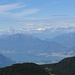 Der Grat ist erreicht und mit ihm der Ausblick ins Tessin mit dem Lago Maggiore. Im Hintergrund die Walliser Alpen.