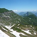 Aussicht oberhalb vom Hinter Jochli (2105m) über die Bergseen (Bi den Seelenen) der Alp Ober Bolgen zum Jochlistock (2070m). Beim Jochlistock beginnt der lange Grat zum Oberbauenstock (2116,9m), der Graspyramide im Hintergund. Links im Bild ist der mächtige Schwalmis (2246,0m) zu sehen.