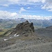 In centro la catena che termina ad est con il Monte del Cardine e che fa da spartiacque fra la val Sghisarolo a destra e la val Loga a sinistra