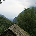 Ausblick von Coggia (800 m) über das Val Divedro. Die Wolken und der Regen drücken von Süden her in das Tal hinein.