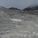 Hier war einmal ein Gletscher: faszinierend der gestufte Kalkstein. Der Uri-Rotstock hinten mit der Wolke auf dem Gipfel.