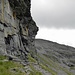 Der Abstieg von der Bocchetta dello Scaiee führt zunächst entlang der hohen Felsmauern, deren Grat wir zuvor überschritten haben.