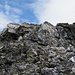 weisse (Quarz-?) Einlagerungen im schwarzen Fels auf dem Gipfel des Chüeplanggenstocks