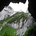 Abstieg von der F.Pflaum-Hütte durchs große Griesener Tor - Blick aus einer Höhle auf 1300m