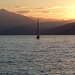 Dal traghetto: sorge il sole sul Lago Maggiore