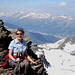 Am Grat, mit Bergstation der Pischabahn im Mittel- und Davos im Hintergrund