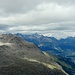 der Piz Chalchagn und in der Ferne die Pyramide des Piz Ot