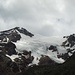 Der Monte Vioz mit seinen Gletschern. Knapp unterm Gipfel liegt auf dem Grat noch eine Hütte...
