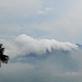 Ein wolkenverhangener Morgen nach gewittriger Nacht: Monte Tamaro, unser heutiges Gipfelziel, rechts im Bild.