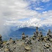 Auf dem Gipfel des Monte Tamaro. Mehr Steinmänner als Bergwanderer...
