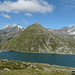 Lago di Monte Spluga (I), al centro in primo piano il Monte Cardine. A sinistra sullo sfondo il Piz di Pian e il Pizzo Ferrè con il suo ghiacciaio, tutto a destra il Pizzo Tambo.