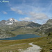 Il Lago di Monte Spluga ed il paesino omonimo. <br />A sinistra il Pizzo Tambo, a destra del Passo dello Spluga si alza il Pizzo della Casa.