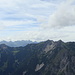 Ausblick vom Nordgipfel (P. 2048) der Hohen Köpfe auf die Bergkette zwischen Drei Schwestern und Hehlwangspitz/Alpspitz und die Alvierkette dahinter 
