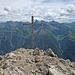 Hinter dem Kreuz die Lechtaler Alpen (markant rechts neben dem Kreuz: Holzgauer Wetterspitze, Feuerspitze und Vorderseespitze; ganz rechts der Hohe Riffler, höchster Berg des Verwall).