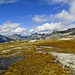 Hoch über dem engen Verzascatal öffnen sich die unbewirtschafteten Alpen und sorgen für eine scheinbar unendliche Weite. Die Farben muten schon etwas herbstlich an.