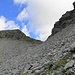 Die Querung durch das Geröll zu P. 2493 m. Links unser zweites Gipfelziel: Der Basal.