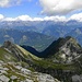 Gipfelschau und Tiefblick in die Leventina, die gut 2200 m weiter unten verläuft.