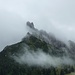 Feuchte Nebelschwaden ziehen um die Drei Schwestern