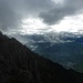 Fallweise bringen tiefgraue Wolken einen kurzen Sprühregen
