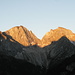 Sorge il sole: i suoi primi raggi colpiscono il Monte Giove (3009 m) e la Punta Clogstafel (2967 m)