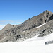 Dal nevaio opposto al ghiacciaio d’Antabia, vista sulla cresta di collegamento tra Kastelhorn (3129 m) e Pizzo Cavergno (3223 m)