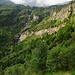 Das ist das Val Redorta. Steile begrünte Hänge und tosende Wasserfälle.