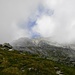 Ganz kurz taucht sogar der Gipfelbereich des Monte Zucchero aus dem Nebel auf.